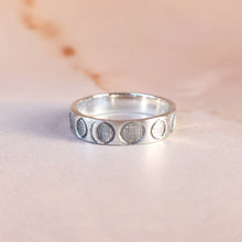 Load image into Gallery viewer, MOON PHASES RING SILVER