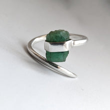 Load image into Gallery viewer, EMERALD RING SILVER CLAW
