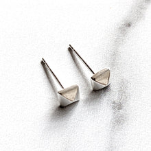 Load image into Gallery viewer, PYRAMID STUD EARRINGS SILVER
